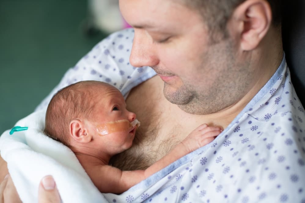 Parent having skin to skin contact with a preterm baby